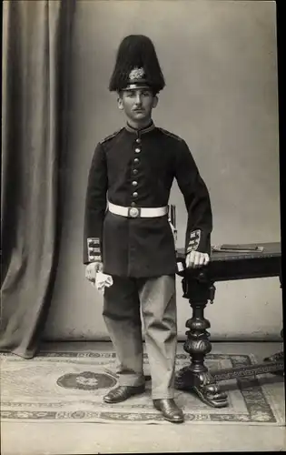 Foto Ak Deutscher Soldat in Uniform, Paradehelm, Portrait