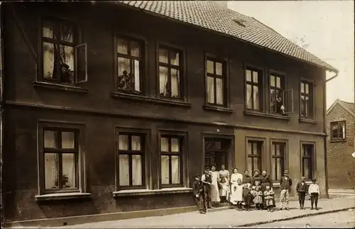 Foto Ak Hamburg, Anwohner vor einem Wohnhaus