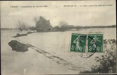 Ak Les Ponts de Cé Maine et Loire, Inondations de Janvier 1910, La Loire couvre la route de la Gare