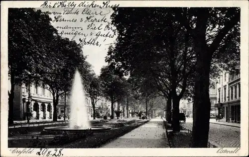 Ak Krefeld am Niederrhein, Ostwall, Blick auf Springbrunnen, Allee