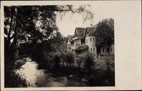 Foto Ak Krummenhennersdorf Halsbrücke in Sachsen, Teilansicht vom Haus am Fluss