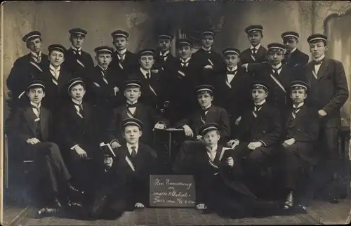 Foto Ak Bautzen in der Oberlausitz, Studenten, Gruppenportrait zur Erinnerung an Abschiedsfeier 1914