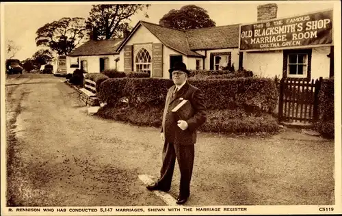 Ak Gretna Green Schottland, R. Rennison who has conducted 5147 marriages, Old Blacksmith's Shop