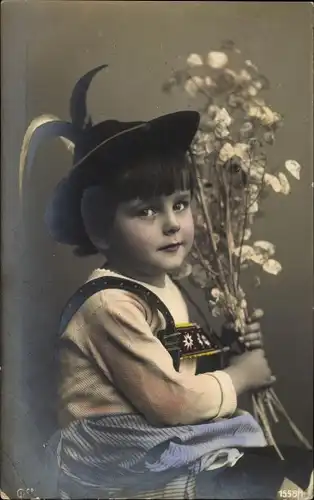 Ak Portrait eines Jungen in Tracht, Blumenstrauß