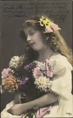 Ak Portrait eines Mädchens mit Blumenstrauß