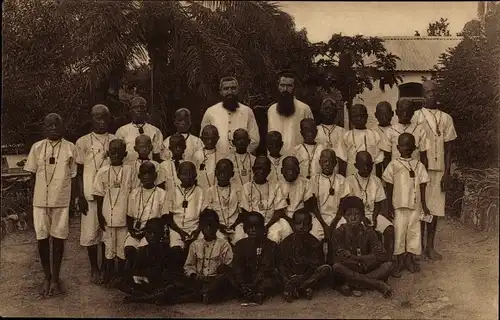 Ak Missions des Freres des Ecoles Chretiennes au Congo, Gruppenbild