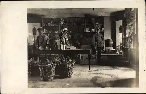 Foto Ak Deutsche Soldaten in Uniformen in einem Geschäft