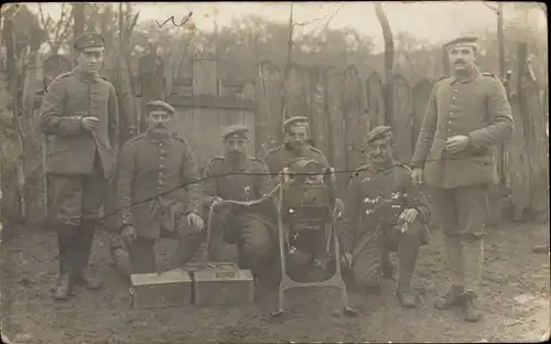 Foto Ak Deutsche Soldaten in Uniformen mit Maschinengewehr, I WK