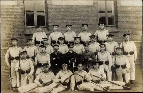 Foto Ak Deutsche Matrosen in Uniformen, Seeleute, Gruppenaufnahme