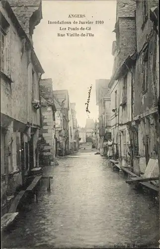 Ak Les Ponts de Cé Maine et Loire, Inondations de Janvier 1910, Rue Vieille de l'Ile