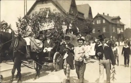 Foto Ak Grüna Chemnitz in Sachsen, Straßenpartie im Ort, Festumzug