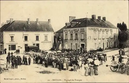 Ak Brûlon Sarthe, Passage de Troupes, Hotel de la Boule d'Or