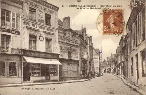 Ak Bonnétable Sarthe, Carrefour du Lion et Rue Marechal Joffre