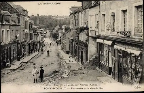 Ak Pont d Ouilly Calvados, Perspective de la Grande Rue