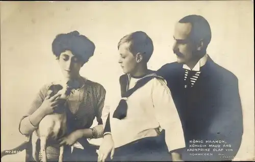 Ak König Haakon VII von Norwegen, Königin Maud, Kronprinz Olav, Terrier