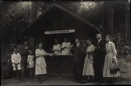 Foto Ak Personen an einer Erfrischungshalle am Waldrand