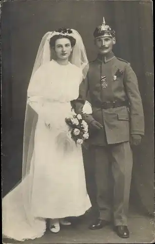 Foto Ak Deutscher Soldat in Uniform mit Braut, Hochzeit