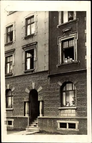 Foto Ak Göttingen in Niedersachsen, Blick auf ein Wohnhaus, Anwohner an den Fenstern