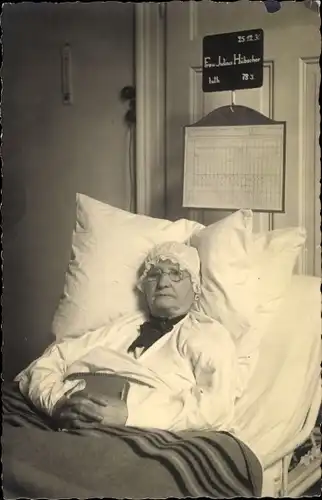 Foto Ak Frau Julius Hübscher im Krankenbett 1930, Krankenhaus