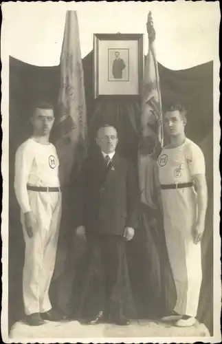 Foto Ak Turner und Mann im Anzug mit Fahnen