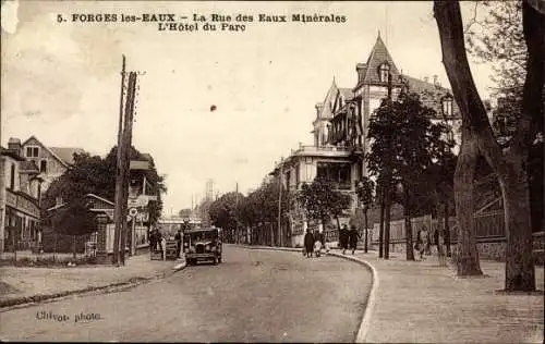 Ak Forges les Eaux Seine Maritime, La Rue des Eaux Minerales, L'Hotel du Parc