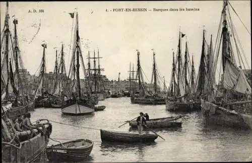 Ak Port en Bessin Calvados, Barques dans les bassins