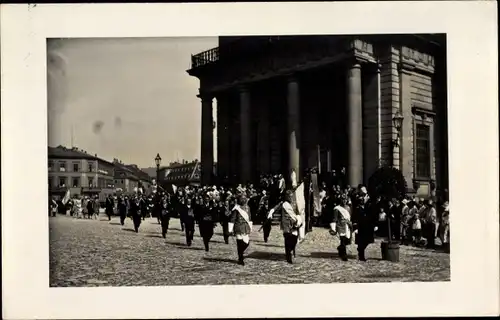 Foto Ak Festzug, Kinder in Uniform mit kaiserlichen Fahnen