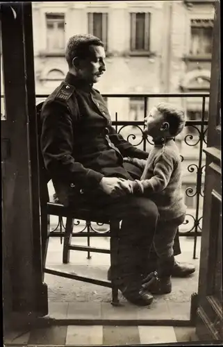 Foto Ak Mann in Uniform mit seinem Sohn auf dem Balkon, Feldpostabteilung 108