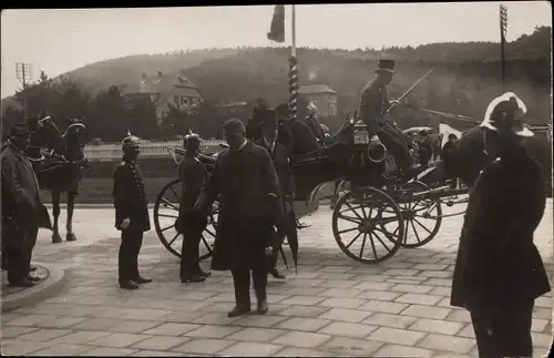 Foto Ak Unbekannte Personen steigen aus einer Kutsche, deutsche Soldaten, Kaiserreich