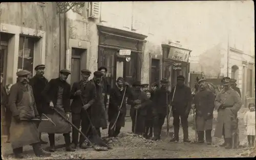 Foto Ak Gruppenbild Männer, Straßenbau, F. Cordier, Friseur