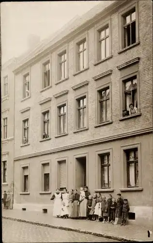 Foto Ak Berlin Wedding ?, Wohnhaus, Gruppenbild Familie