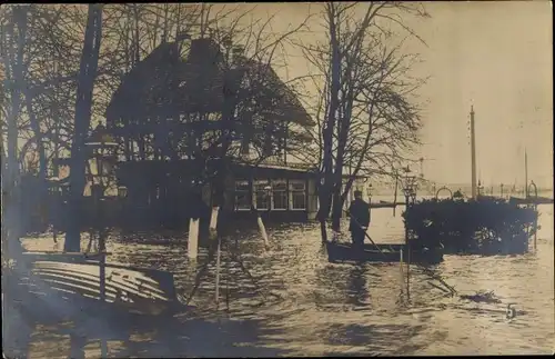 Foto Ak Hamburg, Teilansicht bei Hochwasser, Haus, Ruderboot