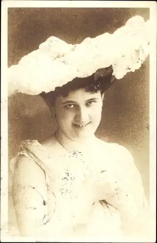 Ak Frauenportrait, Dame mit Hut