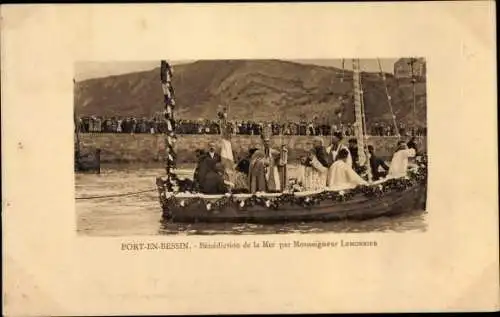 Ak Port en Bessin Calvados, Benediction de la Mer par Monseigneur Lemonnier