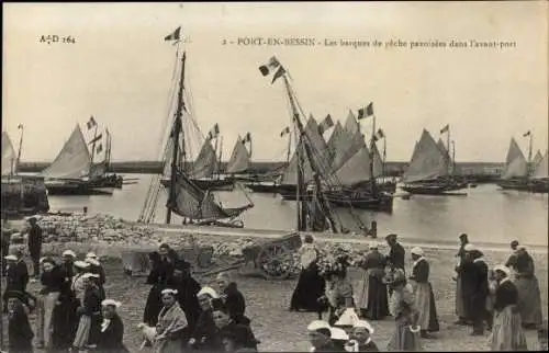 Ak Port en Bessin Calvados, Les barques de peche pavoisees dans l'avant port