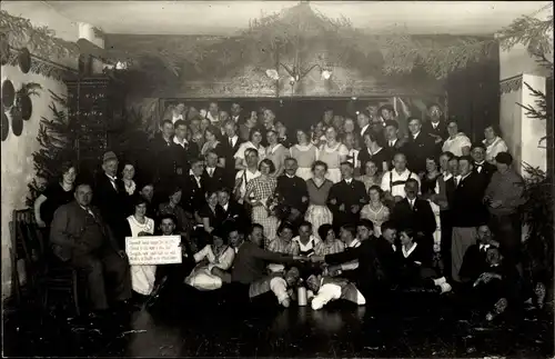 Foto Ak Kraiburg am Inn Alpenvorland, Gruppenaufnahme in einem Gebäude, bayrische Trachten