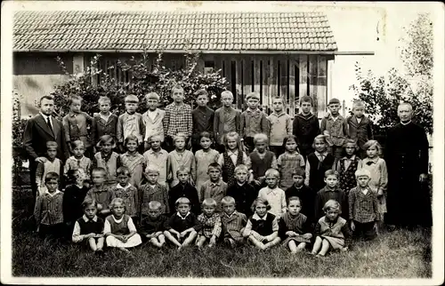 Foto Ak Mühldorf am Inn Oberbayern, Gruppenaufnahme von Kindern, Mann im Anzug, Pfarrer