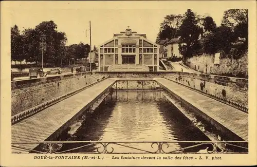 Ak Doué la Fontaine Maine et Loire, Les Fontaines devant la salle des fetes