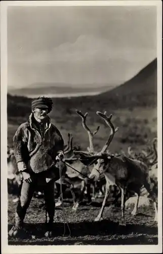 Foto Ak Norwegen, Lappländer mit Rentieren