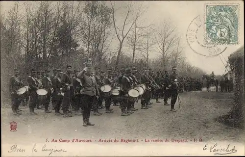 Ak Auvours Champagné Sarthe, Arrivee du Regiment au Camp, la remise du Drapeau