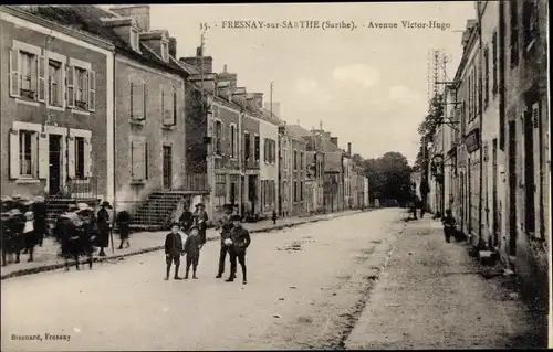 Ak Fresnay sur Sarthe, Avenue Victor Hugo