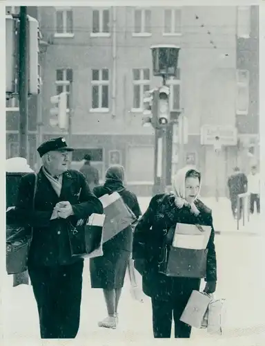 Foto Spremberg, Hans Joachim, Berlin Prenzlauer Berg, Postboten Gertrud Harwardt, Horst Mielke, 1966