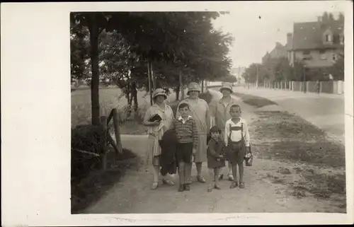 Foto Ak Thelottviertel Augsburg in Schwaben, Familie im Urlaub 1928, Tante Johanna