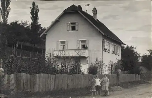 Foto Ak Zusmarshausen in Schwaben, Kinder vor einem Wohnhaus