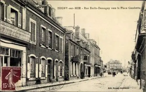 Ak Isigny sur Mer Calvados, Rue Emile Demagny vers la Place Gambetta