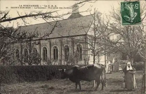 Ak Isigny sur Mer Calvados, Le Couvent, vue prise des Jardins, vache, femme de lait