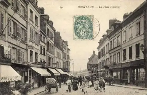 Ak Honfleur Calvados, La Place Hamelin, charrettes aux chevaux, Coiffeur, piétons