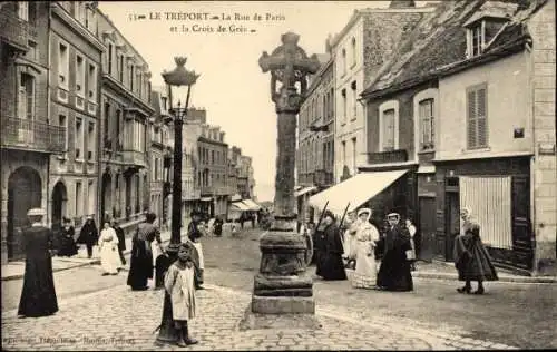 Ak Le Treport Seine Maritime, La Rue de Paris et le Croix de Gres