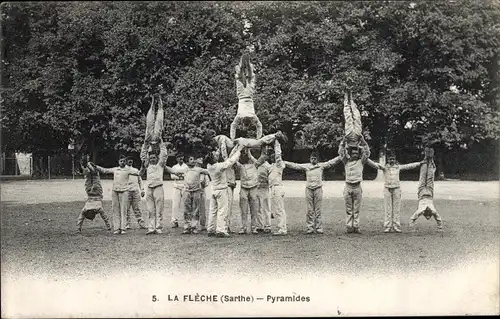 Ak La Flèche Sarthe, Pyramides, französische Soldaten