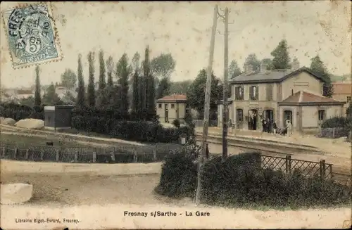 Ak Fresnay sur Sarthe, La Gare, Bahnhof, Gleisseite